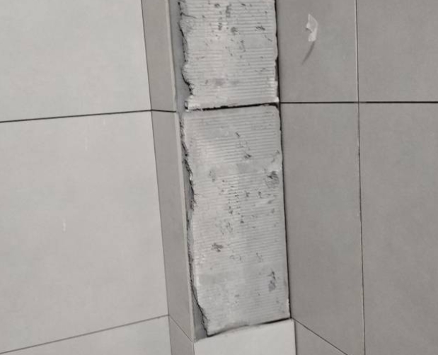 赤峰瓷砖空鼓维修公司分享下瓷砖施工前基层浇水润湿程度不足，可能导致以下问题